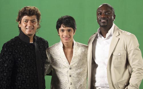 US singer Akon (R) poses with Indian music director Aadesh Shrivastava (L) and singer Avitesh Shrivastava (C) during a music video filming for the English-Hindi album 'One for the World' in Mumbai on December 8 (AFP)