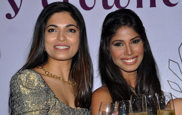 Winner of Miss India World 2008 Parvathy Omanakuttan (L) poses with Indian model, beauty queen and winner of Miss Earth 2010 Nicole Faria (R) during a press conference in Mumbai on December 13, 2010. Nicole Faria was crowned Miss Earth. (AFP)