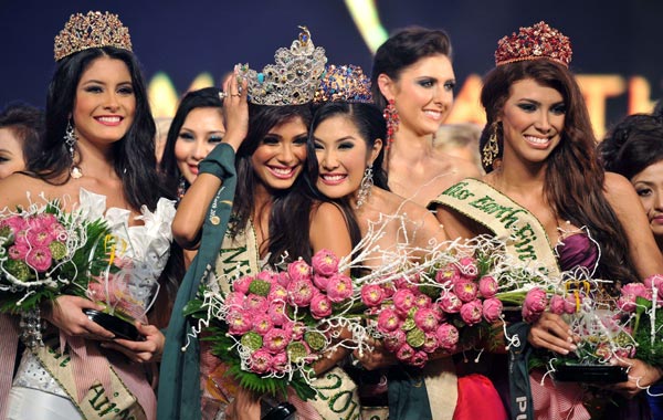 Newly crowned Miss Earth 2010 Nicole Faria (2nd L, first raw) from India poses with Miss Ecuador Jennifer Pazmino (1st L) crowned Miss Earth Air, Miss Thailand Watsaporn Wattanakoon (2nd R, first raw) crowned Miss Earth Water and Miss Puerto Rico Yeidy Bosquez, crowned Miss Earth Fire at the final of the Miss Earth 2010 contest held in central city of Nha Trang. (AFP)