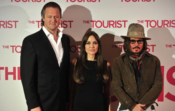 (From L) German director  Florian Henckel von Donnersmarck, US actress Angelina Jolie, and US actor Johnny Depp pose for photographers during a photo-call for the movie The Tourist, by German director Florian Henckel von Donnersmarck, in Berlin. (AFP)