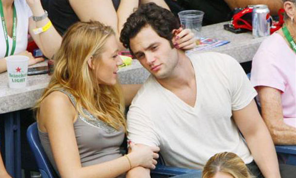 Actors Blake Lively (L) and Penn Badgley watches the men's singles semi-finals match at the US Open tennis tournament in New York. (REUTERS)