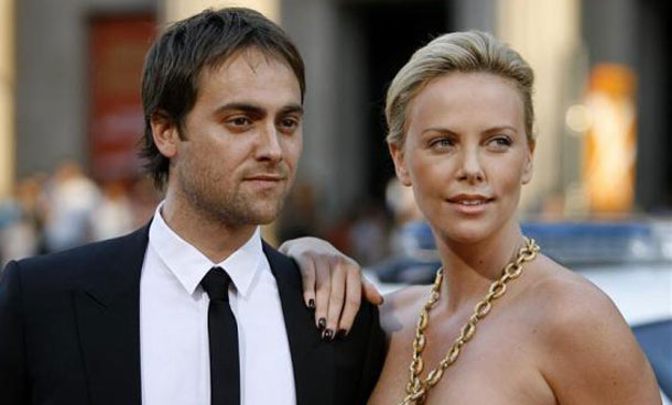 Charlize Theron and Stuart Townsend attend the movie premiere of "Hancock" at Grauman's Chinese theatre in Hollywood, California. (REUTERS)