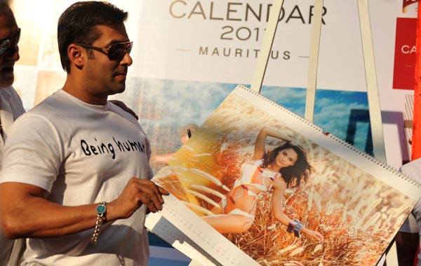 Indian Bollywood actor Salman Khan (L) poses with the calendar during the launch of the 'Kingfisher Swimsuit Special Calendar 2011' in Mumbai. (AFP)