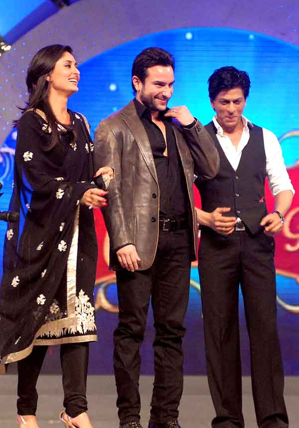 All friends for now: Kareena Kapoor, Saif Ali Khan and Shah Rukh Khan share the stage of Indian Television Colors' 'Mumbai Police Umang 2011' Bollywood star show in Mumbai (AFP)