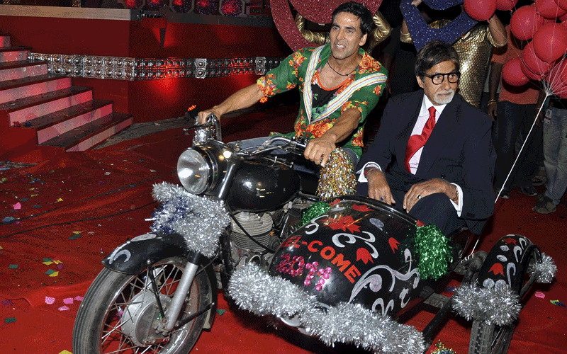 Indian Bollywood actors Akshay Kumar and Amitabh Bachchan perform on the stage of "Big Star Entertainment Awards" ceremony in Mumbai. (AFP)