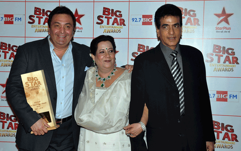 Indian Bollywood actor Rishi Kapoor, and husband and wife Shobha Kapoor, Jitendra arrive for the "Big Star Entertainment Awards" ceremony in Mumbai. (AFP)