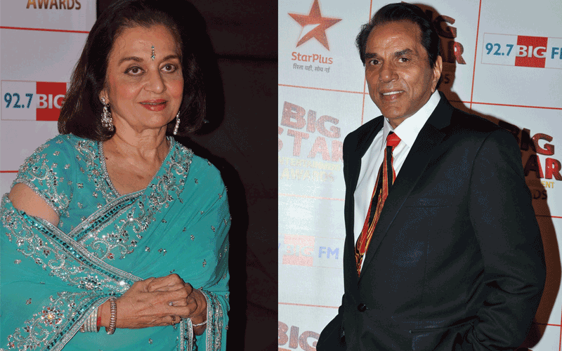 Indian Bollywood actress Asha Parekh and actor Dharmendr arrive for the "Big Star Entertainment Awards" ceremony in Mumbai. (AFP)