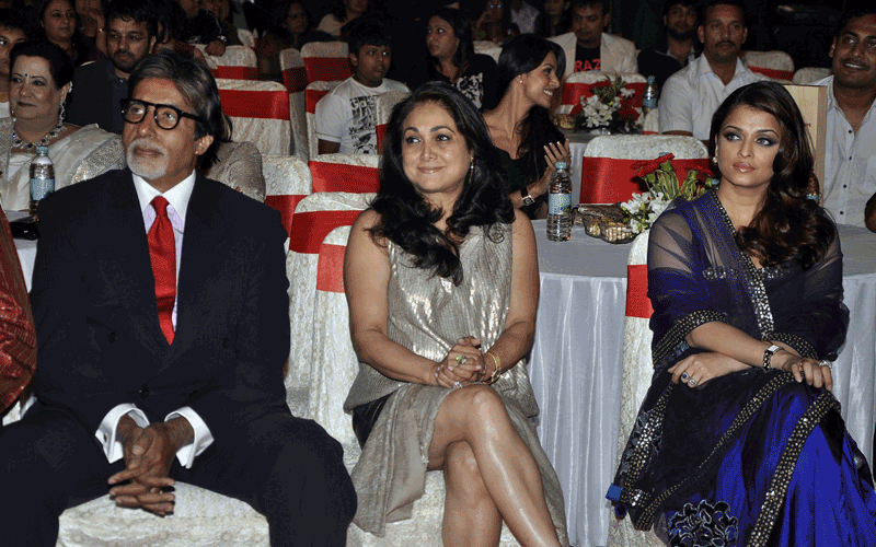 Indian Bollywood actor Amitabh Bachchan (L), his daughter in law and actress Aishwarya Rai Bachchan (R) and Bollywood actress Tina Munim attend the "Big Star Entertainment Awards" ceremony in Mumbai. (AFP)