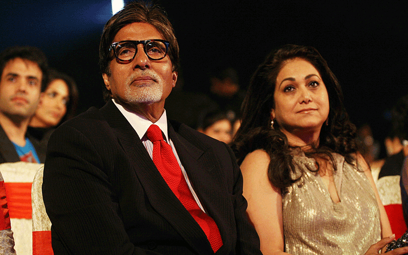 Indian Bollywood actor Amitabh Bachchan (L) and Bollywood actress Tina Munim attend the "Big Star Entertainment Awards" ceremony in Mumbai. (AFP)