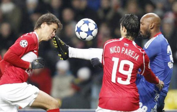 Chelsea's Nicolas Anelka (R) fights for the ball with Spartak Moscow's Marek Suchy (L) and Nicolas Pareja during their Champions League soccer match at Luzhniki stadiumin in Moscow. (REUTERS)