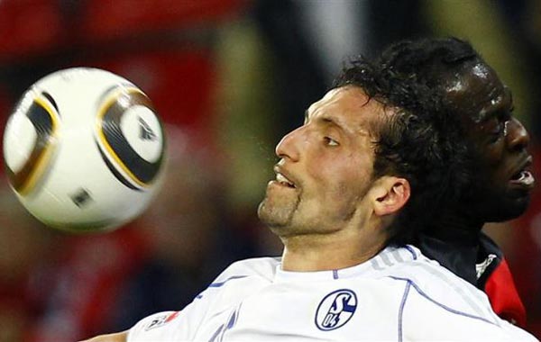 Hans Sarpei (R) of Bayer Leverkusen challenges Kvin Kuranyi of Schalke 04 during their German first division Bundesliga soccer match in Leverkusen. (REUTERS)