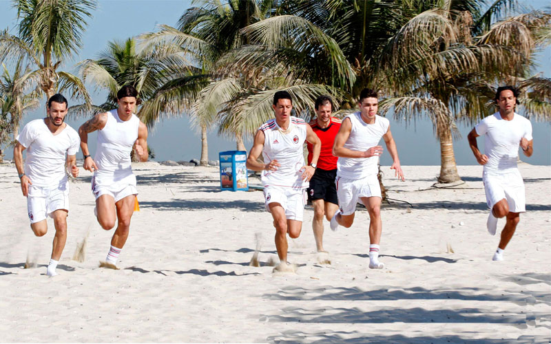 AC Milan's Gianluca Zambrotta (L) and Zlatan Ibrahimovic (2nd L) run with their teammates during a training session at Al Mamzar Beach Park in Dubai. (REUTERS)