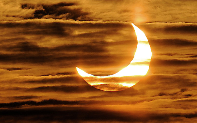A picture taken on January 4, 2011 in Locon, northern France, shows the world's first partial solar eclipse of 2011. A solar eclipse happens when the Moon swings between the Earth and the Sun. (AFP)