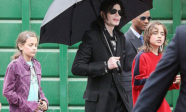 Two of Michael Jackson's children watched horrified as the pop star lay motionless on his bed the day he died. (AGENCY)