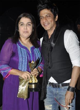 All smiles now: Farah and Shah Rukh at the Apsara Awards (FILE)