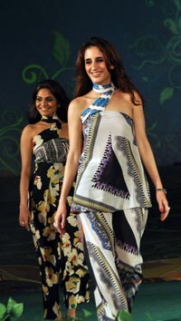Indian Bollywood actress Madhoo Shah (L) and jewellery designer Farah Khan display creations by ETRO Milano on the runway for the spring and summer 2011 men and women&rsquo;s collection during a fashion event at the Chivas Studio in Mumbai. (AFP)