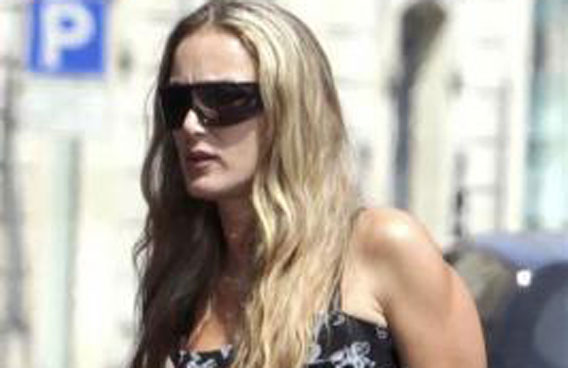 Patrizia D'Addario walks in the southern Italian town of Otranto. (REUTERS)