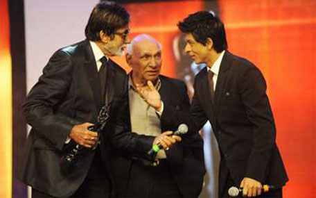 Shah Rukh Khan and Yash Chopra presented Amitabh Bachchan an award for completing 40 years in the film industry. (FILMFARE)