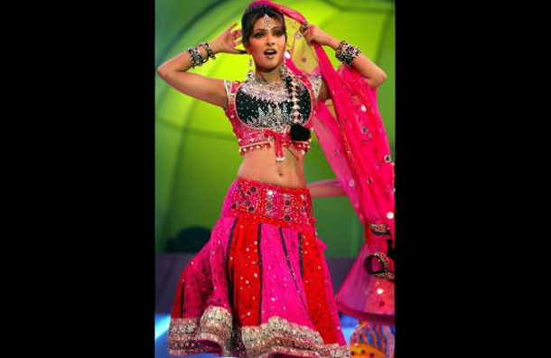 Former Miss World Priyanka Chopra performs during a concert supporting the World Youth Summit (INDIA), in Mumbai November 8, 2003. (REUTERS)
