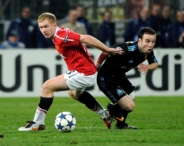 Olympique Marseille’smidfielder Mathieu Valbuena (right) vies with Manchester United’s Paul Scholes during their UEFA Champions League match on Wednesday at the Velodrome Stadium in France. (AFP)