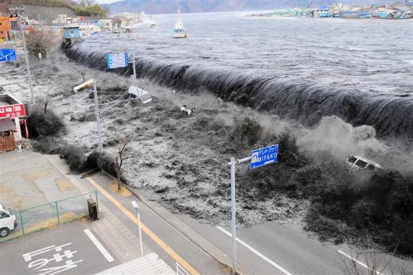 A wave approaches Miyako City from the Heigawa estuary in Iwate Prefecture after the magnitude 8.9 earthquake struck the area. (REUTERS)