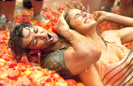 Katrina and Hrithik hurl tomatoes to recreate the Tomatina festival. To make the scene look authentic, the fim's producers got some 16 tons of tomatoes from Portugal. (AGENCY)