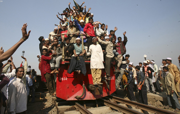 An overcrowded train leaves Dhaka's Airport rail station ahead of the Muslim festival Eid-al-Adha December 20, 2007. Bangladeshi Muslims will celebrate the festival on Friday. Muslims around the world celebrate Eid-al-Adha to mark the end of the haj by slaughtering sheep, goats, cows and camels to commemorate Prophet Abraham's willingness to sacrifice his son Ismail on God's command. (REUTERS)