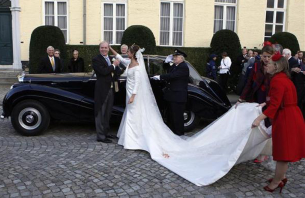 Prince Carlos of Bourbon-Parme, nephew of the Netherlands' Queen Beatrix, and Annemarie Gualtherie van Weezel pose for pictures after their wedding at the Ter Kameren Abbey in Brussels, November 20, 2010. (REUTERS)
