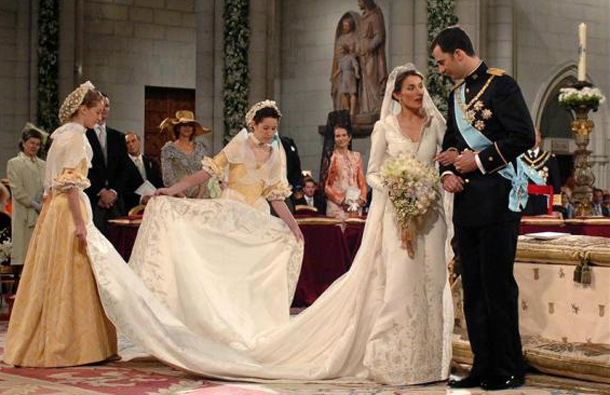 Spanish Crown Prince Felipe and Letizia Ortiz prepare to leave Almudena Cathedral in Madrid after their wedding ceremony, May 22, 2004. (REUTERS)