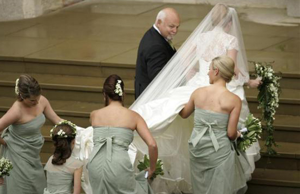 Autumn Kelly arrives with her father, Brian Kelly, for her wedding to Peter Phillips at the St George's Chapel in Windsor, May 17, 2008. (REUTERS)