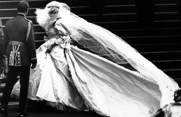 Lady Diana Spencer shows her wedding gown for the first time as her bridesmaids set her train on arrival at Saint Paul's Cathedral for her wedding to Prince Charles, July 29, 1981. (REUTERS)
