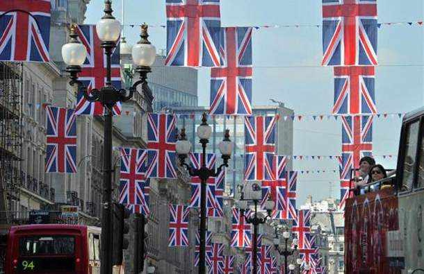 Tourists on a bus tour view Union flags hung along Regent Street in London in celebration of the forthcoming Royal wedding, in London, April 19, 2011. (REUTERS)