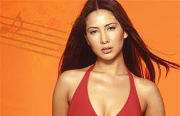 The 'Mohabbatein' star Kim Sharma has a voice that mixes the husky with the feminine, adding up to concoction that really isn't suited for the big screen. (AGENCIES)