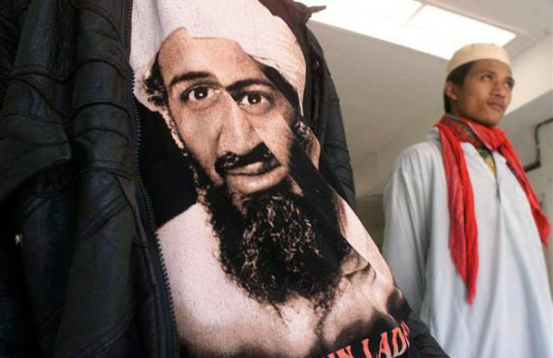 A supporter of Indonesian Muslim cleric Abu Bakar Bashir wears an Osama bin Laden t-shirt at a hospital in Solo, central Java October 20, 2002. (REUTERS)