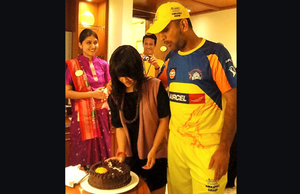 Sakshi cuts a cake to celebrate Dhoni's victory as the hotel staff  join in. (AGENCY)