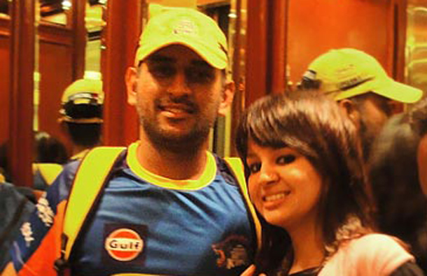 Dhoni and his wife Sakshi pose for shutterbugs in the hotel elevator. (AGENCY)