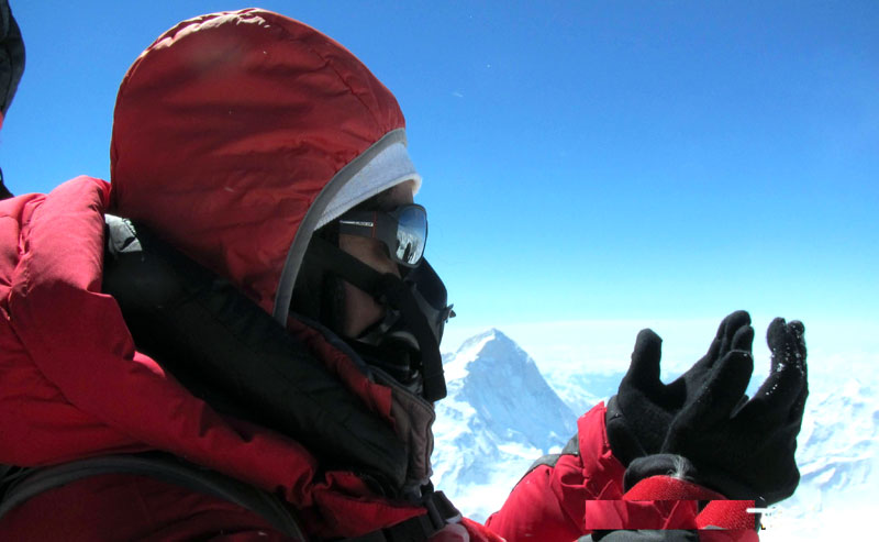 Suzanne Al Houby prays at the summit of Everest. (SUPPLIED)