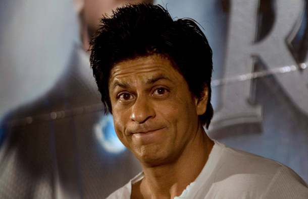 To thank 33 million Twitter fans, SRK goes underwater