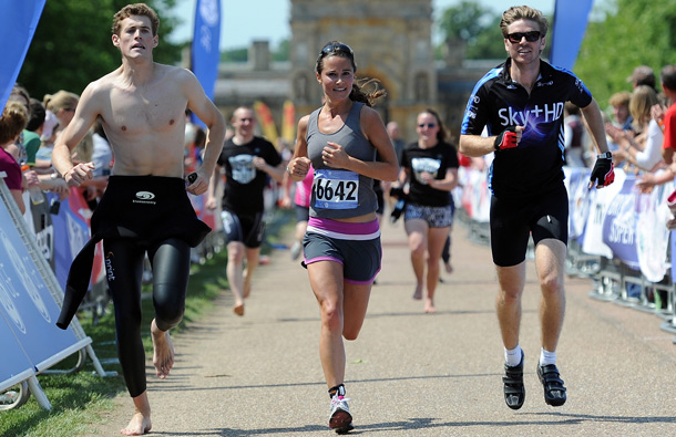 Pippa Middleton (C) crosses the finish line during the GE Blenheim Triathlon at Blenheim Palace in Woodstock, England. (GETTY/GALLO)