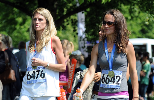 Pippa Middleton 2(R) walks with a friend after collecting her finisher's medal during the GE Blenheim Triathlon at Blenheim Palace in Woodstock, England. (GETTY/GALLO)