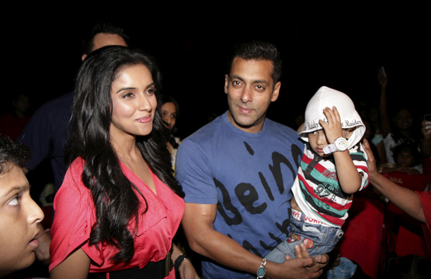 Indian Bollywood actor Salman Khan (C) and actress Asin interact with children at an non-governmantal organisation (NGO) in Mumbai, during a special preview of the Hindi film "Ready". (AFP)