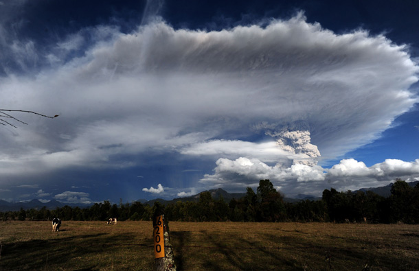 Cloud of ash billowing from Puyehue volcano in southern Chile, 870 km south of Santiago. (AFP)