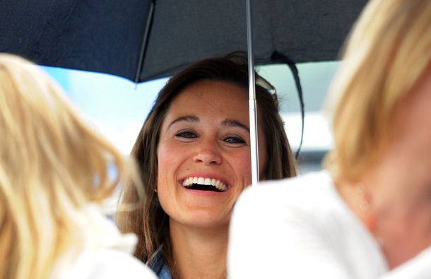 Pippa Middleton waits out the rain delay during the Men's Singles third round match between Andy Roddick of the United States and Kevin Anderson of South Africa on day four of the AEGON Championships at Queens Club in London, England. (GETTY/GALLO)