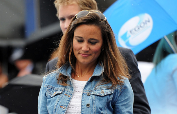Pippa Middleton leaves centre court as rain delays play during the Men's Singles third round match between Andy Roddick of the United States and Kevin Anderson of South Africa on day four of the AEGON Championships at Queens Club in London, England. (GETTY/GALLO)