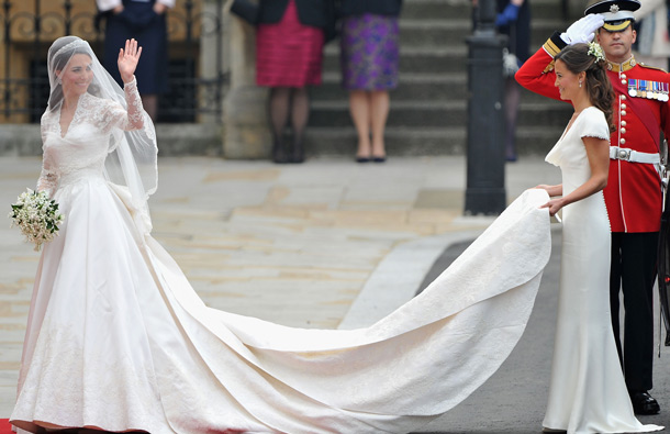 Catherine Middleton waves to the crowds as her sister and Maid of Honour Pippa Middleton holds her dress before walking in to the Abbey to attend the Royal Wedding of Prince William to Catherine Middleton at Westminster Abbey on April 29, 2011 in London, England. (GETTY/GALLO)