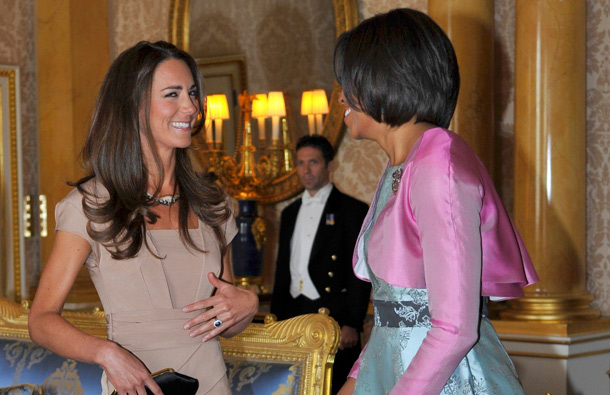 US First Lady Michelle Obama (R) meets with Catherine, Duchess of Cambridge at Buckingham Palace on May 24, 2011 in London, England. (GETTY/GALLO)