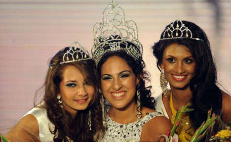Sri Lankan beauty queen Stephanie Siriwardena (C) poses with first and second runner-up after being crowned Miss Sri Lanka during a glittering contest in Colombo on July 11, 2011. The winner will represent Sri Lanka at the Miss Universe pageant 2011.  (AFP)