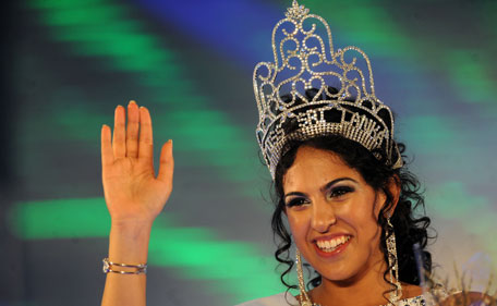 Sri Lankan beauty queen Stephanie Siriwardena waves after being crowned Miss Sri Lanka during a glittering contest in Colombo on July 11, 2011. The winner will represent Sri Lanka at the Miss Universe pagent 2011.  (AFP)