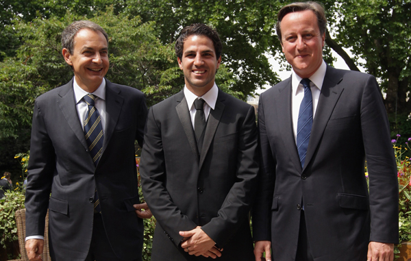 Arsenal and Spanish international footballer Cesc Fabregas (C), Spanish Prime Minister Jose Luis Rodriguez Zapatero (L) and British Prime Minister David Cameron attend a reception in the garden of 10 Downing Street in London, England. (GETTY IMAGES)