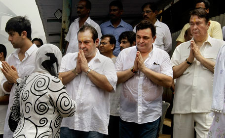 Family members, from left, Ranbir Kapoor, Rajiv Kapoor, Rishi Kapoor and Randhir Kapoor, pay last respects during the funeral of versatile Indian actor Shammi Kapoor in Mumbai, India, Monday, Aug 15, 2011. Kapoor died Sunday after a long career in Bollywood. He was 79. (AP)